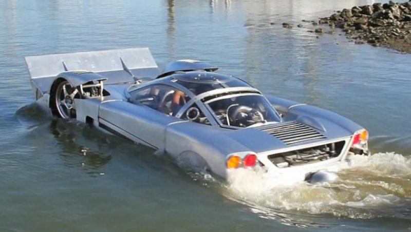 O masina sport amfibie poate merge cu 96 de kilometri pe apa