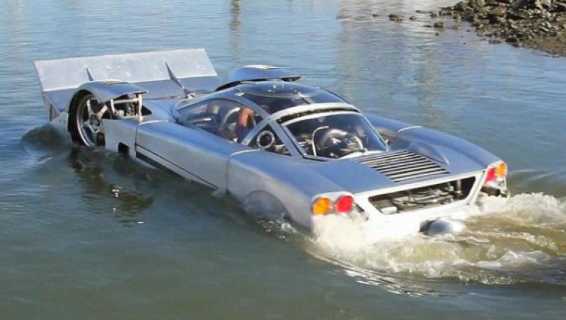 O masina sport amfibie poate merge cu 96 de kilometri pe apa