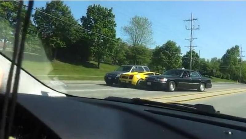 VIDEO! Un Lamborghini a ramas blocat intre doua masini