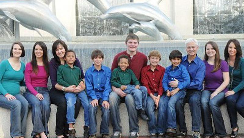 O familie cu patru copii a adoptat inca sase frati pentru a-i ajuta sa creasca impreuna