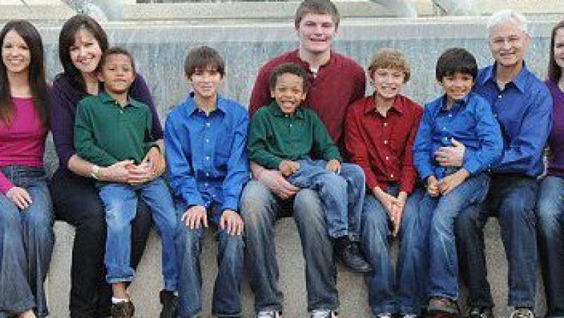 O familie cu patru copii a adoptat inca sase frati pentru a-i ajuta sa creasca impreuna