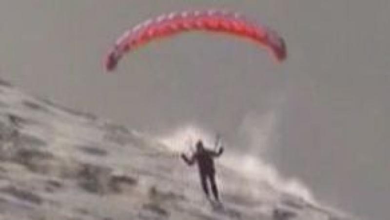 VIDEO! Mai multi tineri au coborat de pe vulcanul Etna cu parapanta