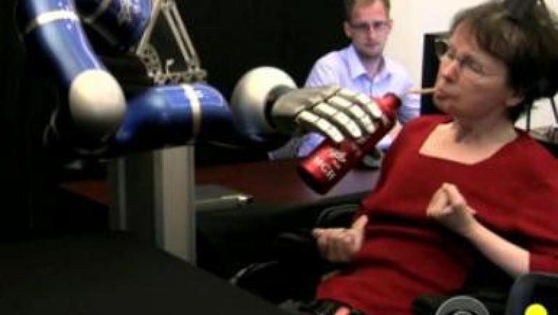 O femeie paralizata a reusit sa controleze cu puterea mintii un brat robotic