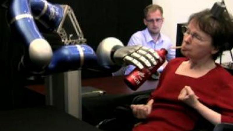 O femeie paralizata a reusit sa controleze cu puterea mintii un brat robotic