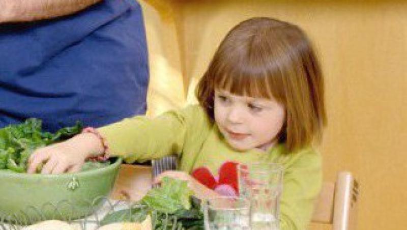 Copiii care beau apa la masa prefera sa manance legume