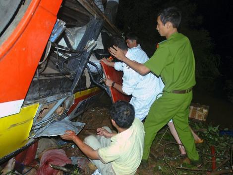 Accident de autobuz in Vietnam: 34 de morti si zeci de raniti