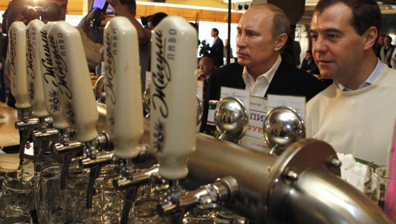 Cei doi presedinti ai Rusiei, Vladimir Putin si Dmitri Medvedev, au baut o bere de 1 Mai