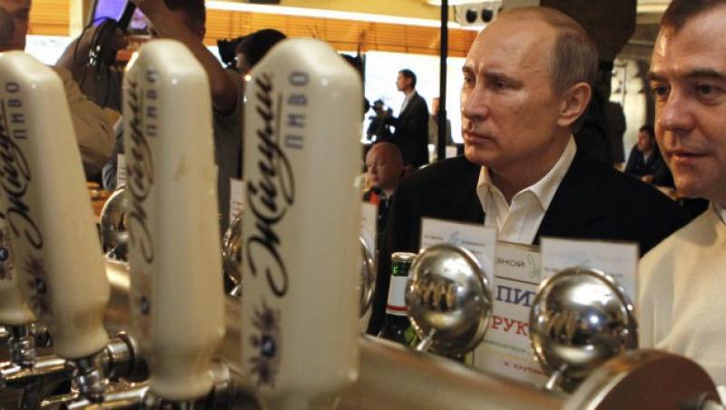 Cei doi presedinti ai Rusiei, Vladimir Putin si Dmitri Medvedev, au baut o bere de 1 Mai