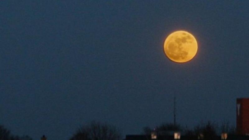 SUPERLUNA: Cea mai mare Luna plina din 2012, vizibila sambata noaptea