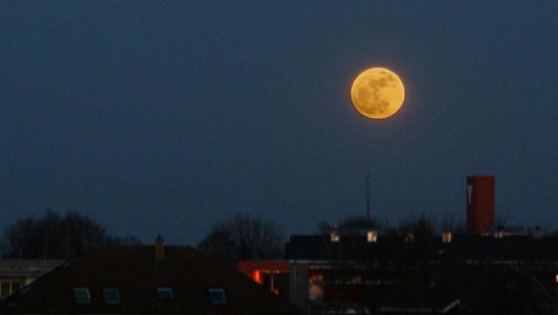 SUPERLUNA: Cea mai mare Luna plina din 2012, vizibila sambata noaptea
