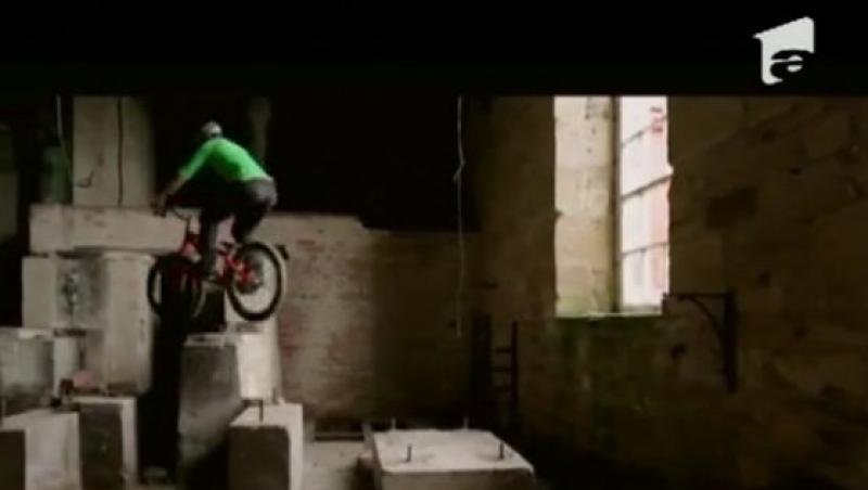 VIDEO! Vezi ce acrobatii face un tanar cu bicicleta!