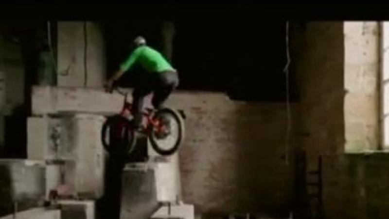 VIDEO! Vezi ce acrobatii face un tanar cu bicicleta!