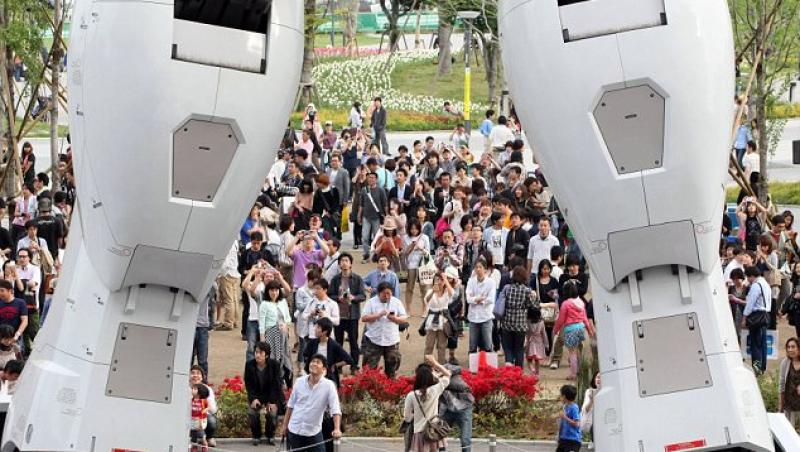 Un robot de 35 de tone vegheaza cea mai noua atractie turistica din Tokyo