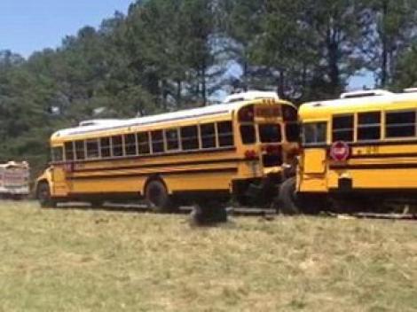 Carambol cu 6 autobuze scolare in SUA: 65 de raniti