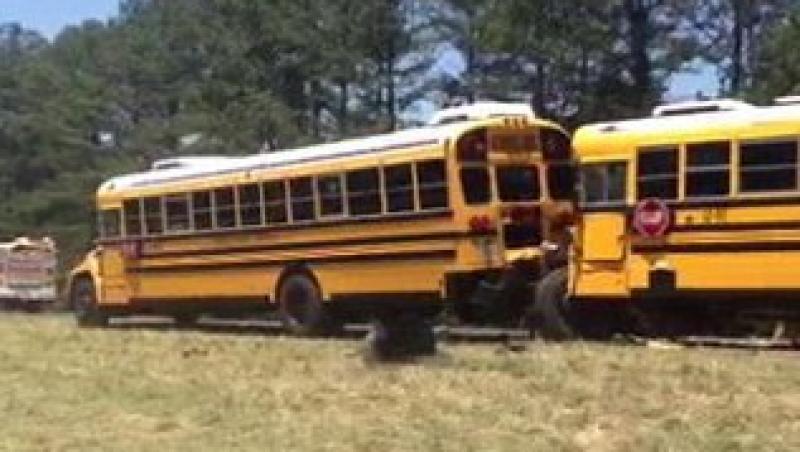 Carambol cu 6 autobuze scolare in SUA: 65 de raniti