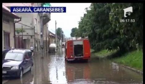 VIDEO! Strazi inundate in Caransebes
