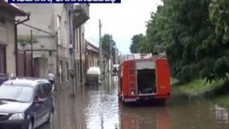 VIDEO! Strazi inundate in Caransebes