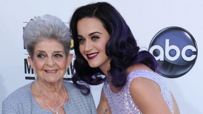 Katy Perry, insotita de bunica ei la decernarea premiilor Billboard