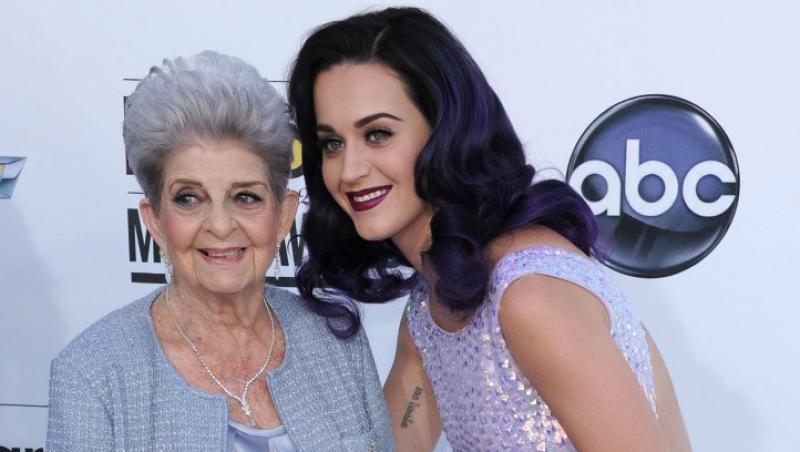 Katy Perry, insotita de bunica ei la decernarea premiilor Billboard