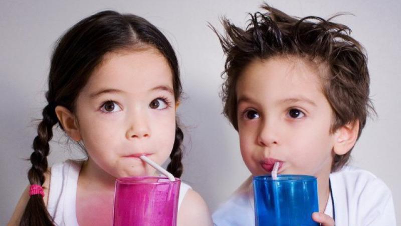 Sucurile de fructe pot fi la fel de acide ca otetul si distrug dintii copiilor