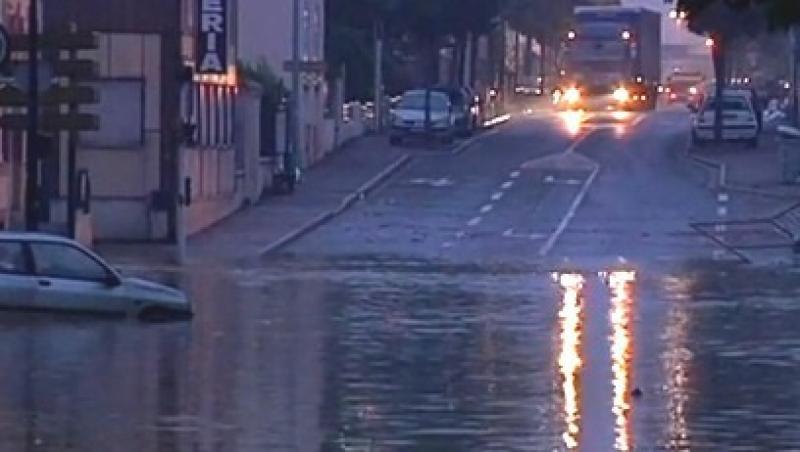 VIDEO! Franta, lovita de furtuni si inundatii: un mort si importante pagube materiale