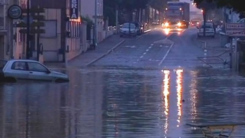 VIDEO! Franta, lovita de furtuni si inundatii: un mort si importante pagube materiale