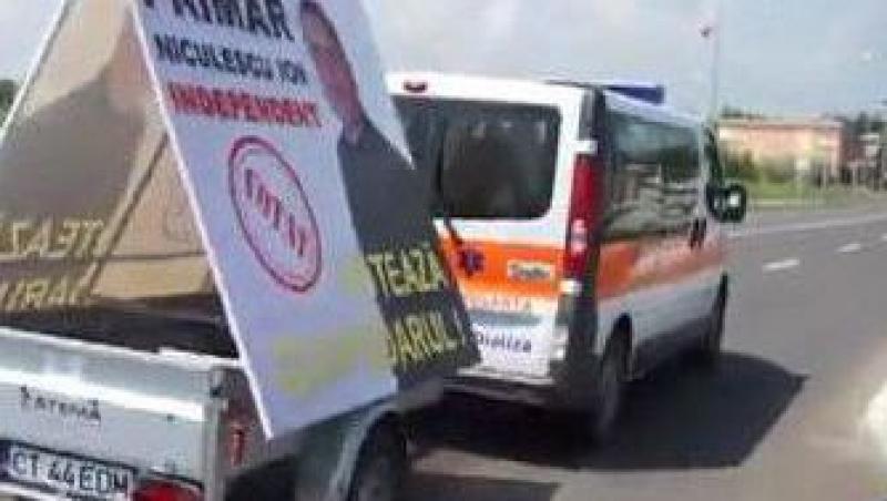 VIDEO! Un medic din Mangalia isi face campanie electorala cu ambulanta