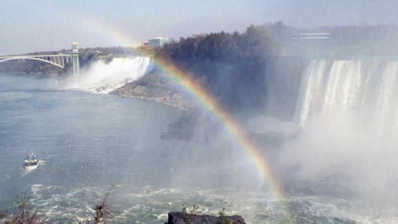 Un barbat a supravietuit dupa ce s-a aruncat in cascada Niagara