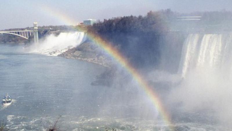 Un barbat a supravietuit dupa ce s-a aruncat in cascada Niagara