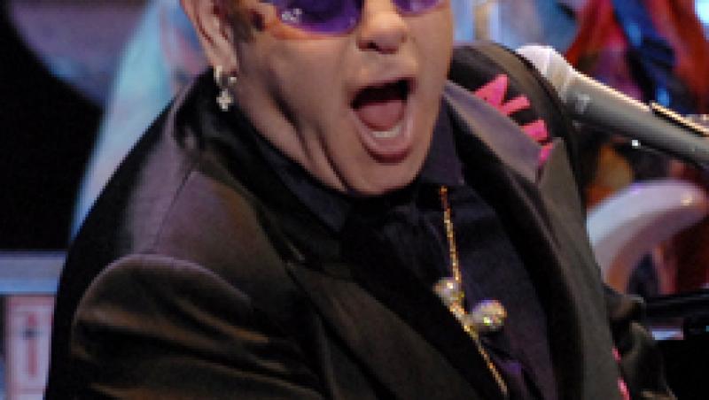 VIDEO! Elton John, internat de urgenta din cauza unei infectii respiratorii