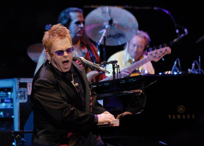 VIDEO! Elton John, internat de urgenta din cauza unei infectii respiratorii