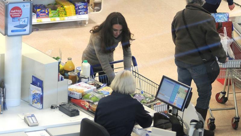 VIDEO! Ducesa de Cambridge, la cumparaturi intr-un supermarket britanic