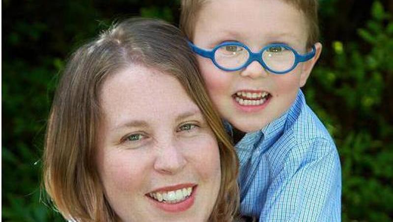 Un baietel a supravietuit dupa ce a avut 100 de tumori la nivelul ochilor