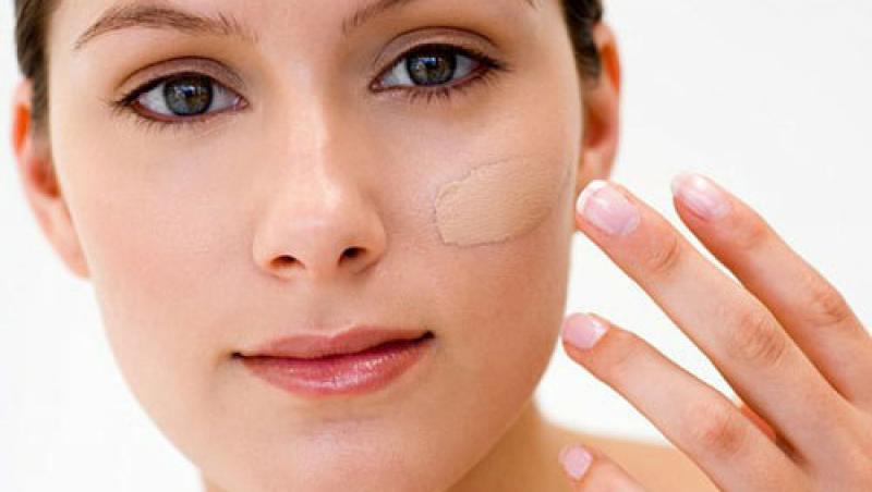 Sfaturi utile de machiaj pentru tenul acneic
