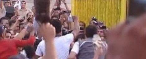 VIDEO! Un candidat la alegerile prezidentiale din Egipt, atacat cu pantofi