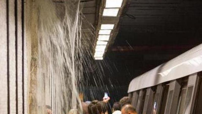 UPDATE! Canalizarile nu fac fata in Capitala: Ploua in metroul de la Romana!