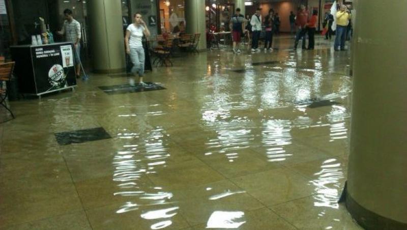 UPDATE! Canalizarile nu fac fata in Capitala: Ploua in metroul de la Romana!