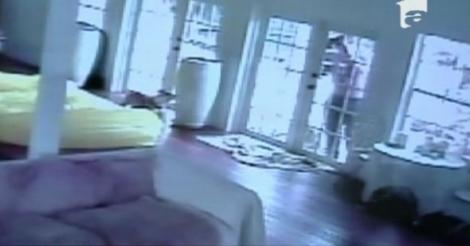 VIDEO! SUA: Un hot s-a jucat cu cainele din casa pe care voia sa o jefuiasca