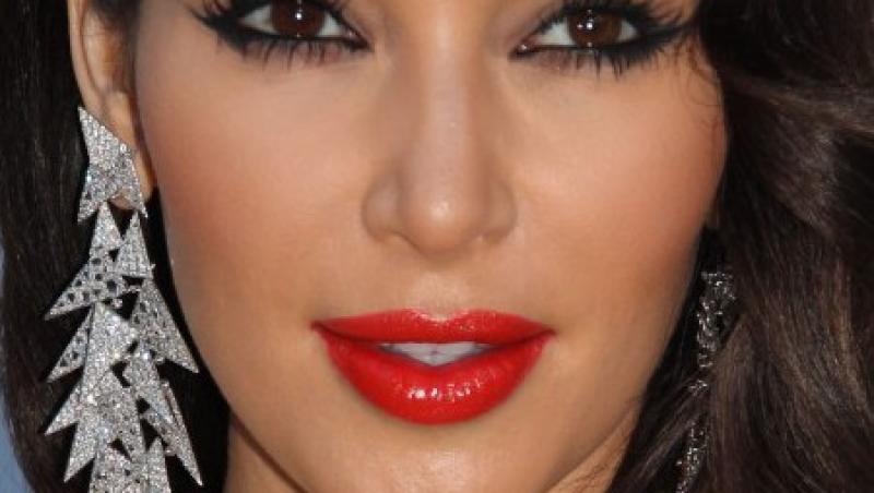 FOTO! Kim Kardashian, cu un decolteu imens la Cannes