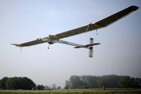 Avionul care functioneaza cu energie solara a plecat in primul zbor transcontinental