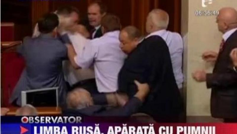 VIDEO! Bataie violenta intre deputatii puterii si opozitiei in Parlamentul din Ucraina