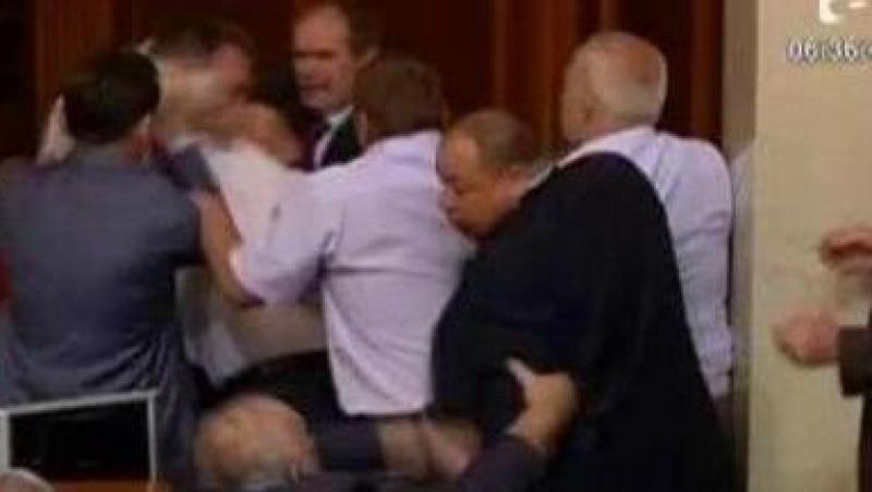VIDEO! Bataie violenta intre deputatii puterii si opozitiei in Parlamentul din Ucraina