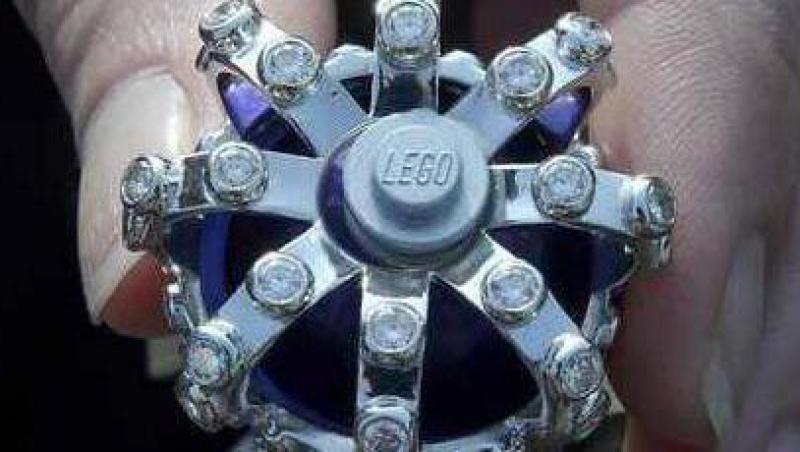VIDEO! Marea Britanie: Coroana regala din LEGO cu diamante naturale, pentru Regina Elisabeta a II-a