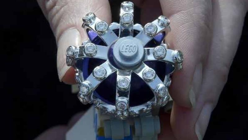 VIDEO! Marea Britanie: Coroana regala din LEGO cu diamante naturale, pentru Regina Elisabeta a II-a