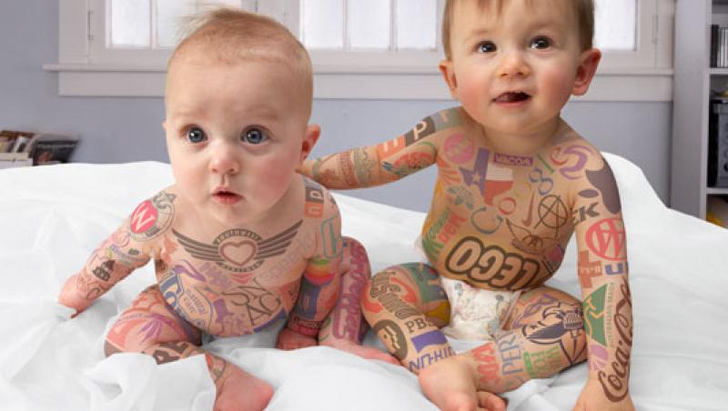 FOTO! Mai multi bebelusi au fost transformati in panouri publicitare