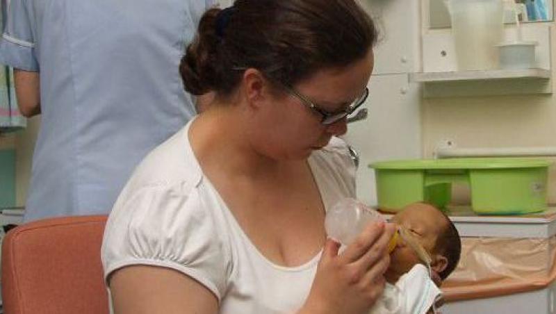 Un bebelus a fost salvat de la moarte de sarutul mamei sale