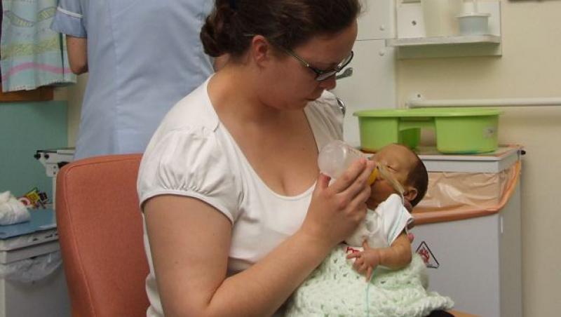 Un bebelus a fost salvat de la moarte de sarutul mamei sale