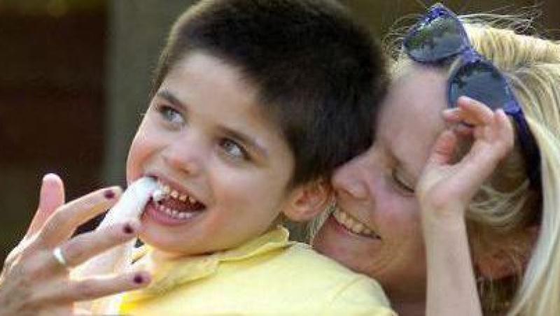 Un baietel mananaca orice obiect nealimentar din cauza unei boli rare