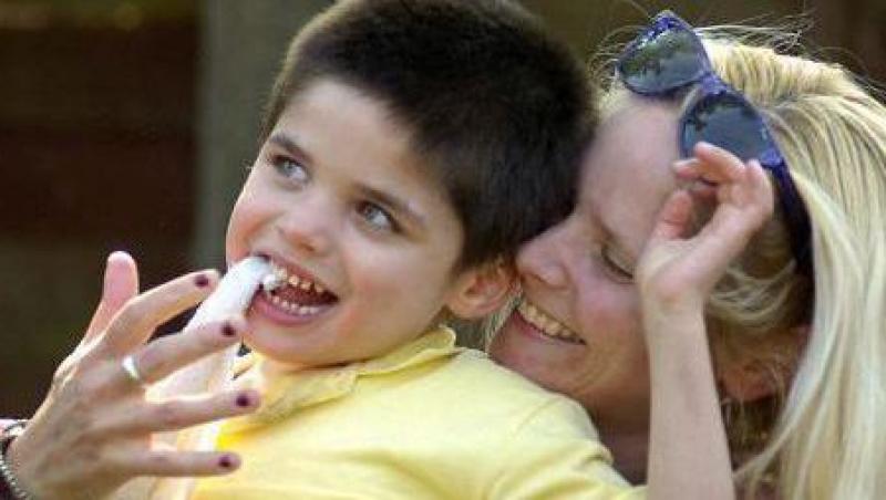 Un baietel mananaca orice obiect nealimentar din cauza unei boli rare