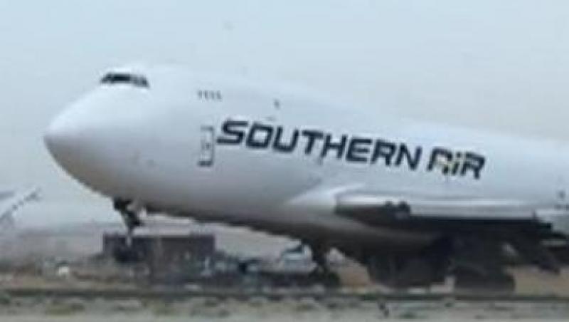 VIDEO! SUA: Un Boeing 747,  luat pe sus de o furtuna puternica
